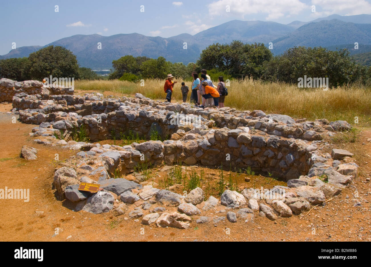 Resti di grano circolare silos a palazzo minoico distrutto da un incendio 1450BC a Malia sul Mediterraneo greca isola di Creta GR EU Foto Stock