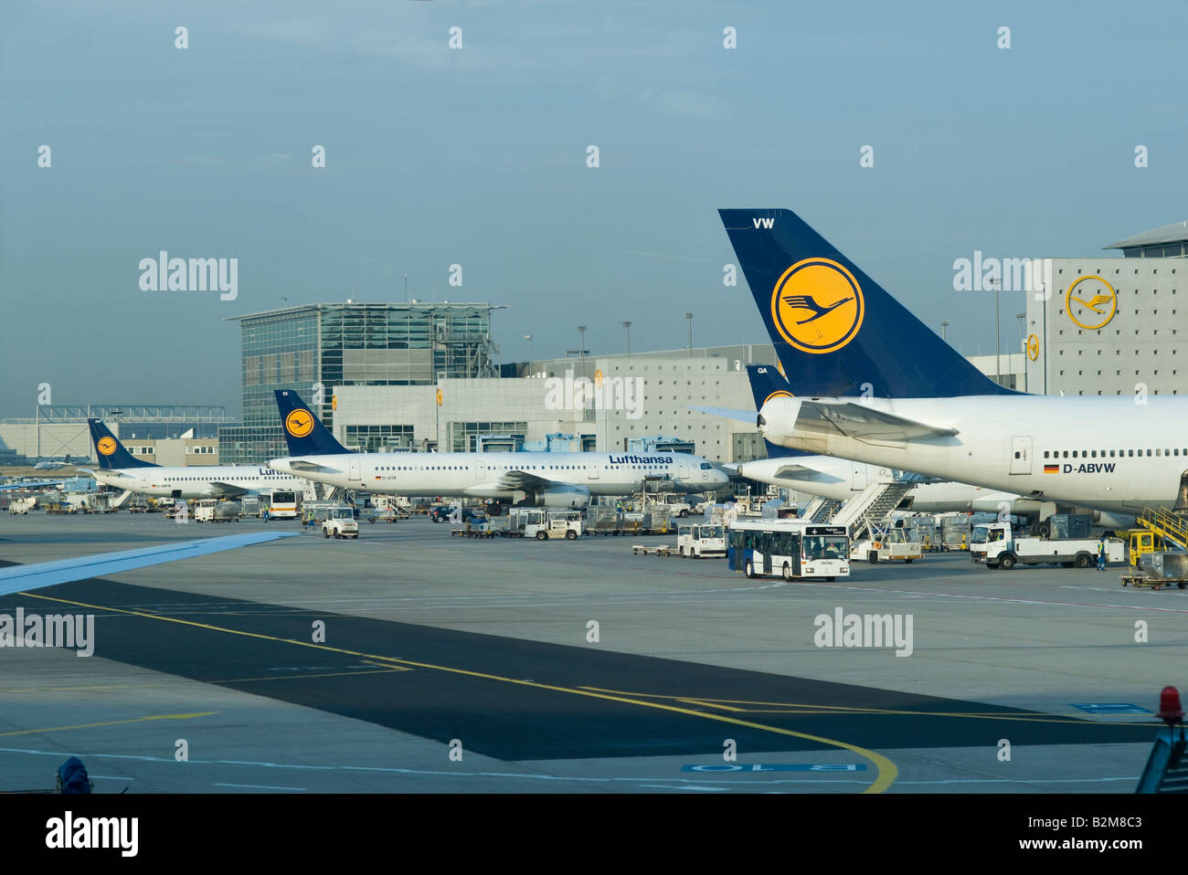 Gli aerei della Lufthansa e la massa di veicoli di servizio all'Aeroporto Internazionale di Francoforte Foto Stock