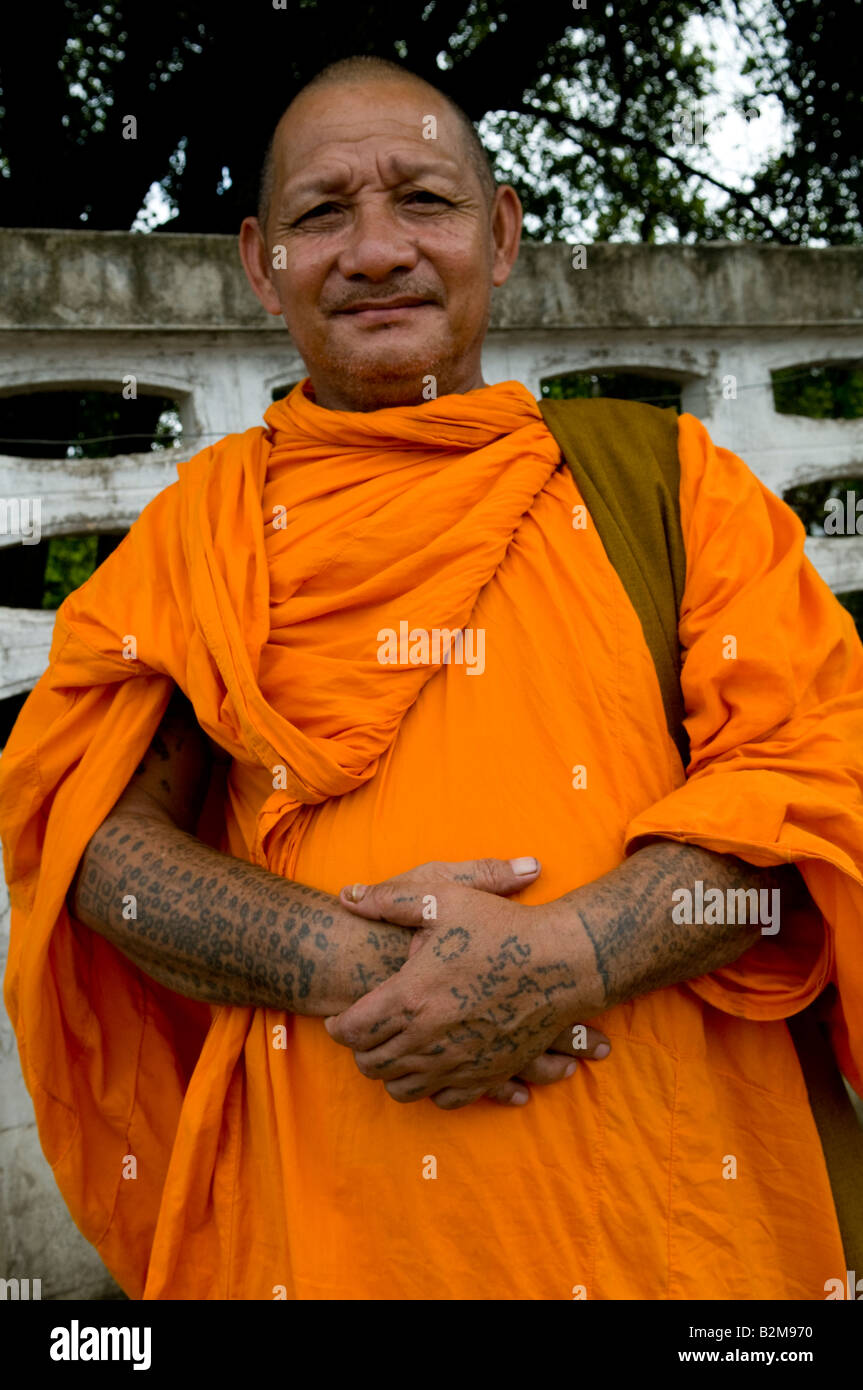 Un monaco buddista coperta di tatuaggi in Chian Mai, in Tailandia Foto Stock