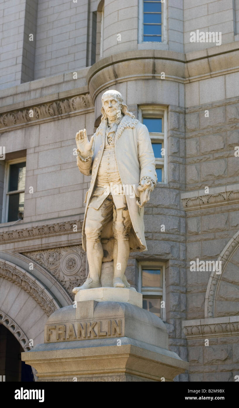 Statua di Benjamin Franklin al vecchio ufficio postale costruito nel 1890 e recentemente trasformato in un albergo internazionale da Donald Trump Foto Stock