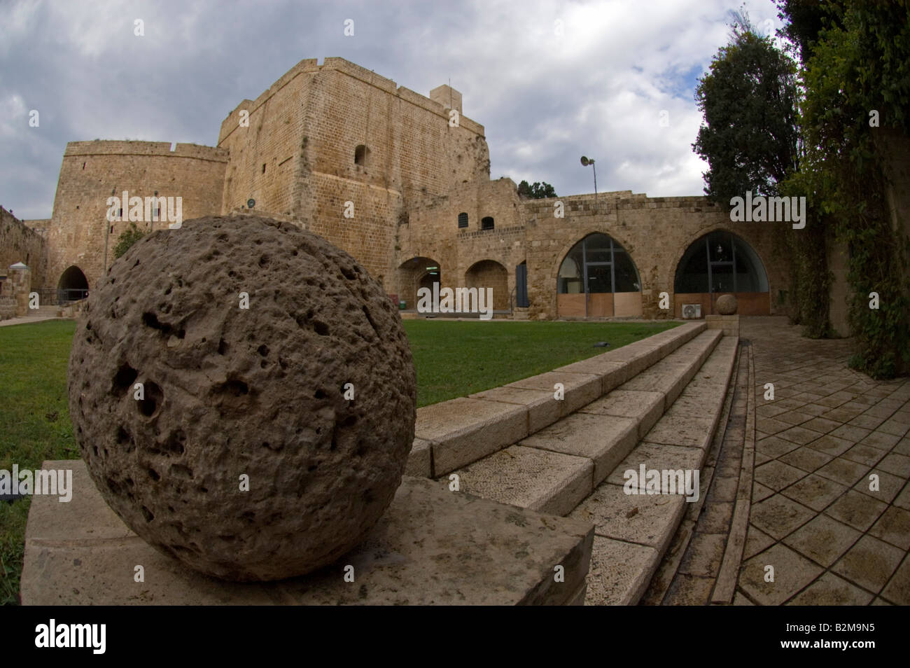 Israele Galilea occidentale Acri i crociati fort più tardi convertito ed utilizzato dagli inglesi come una prigione una palla di cannone in foregrd Foto Stock