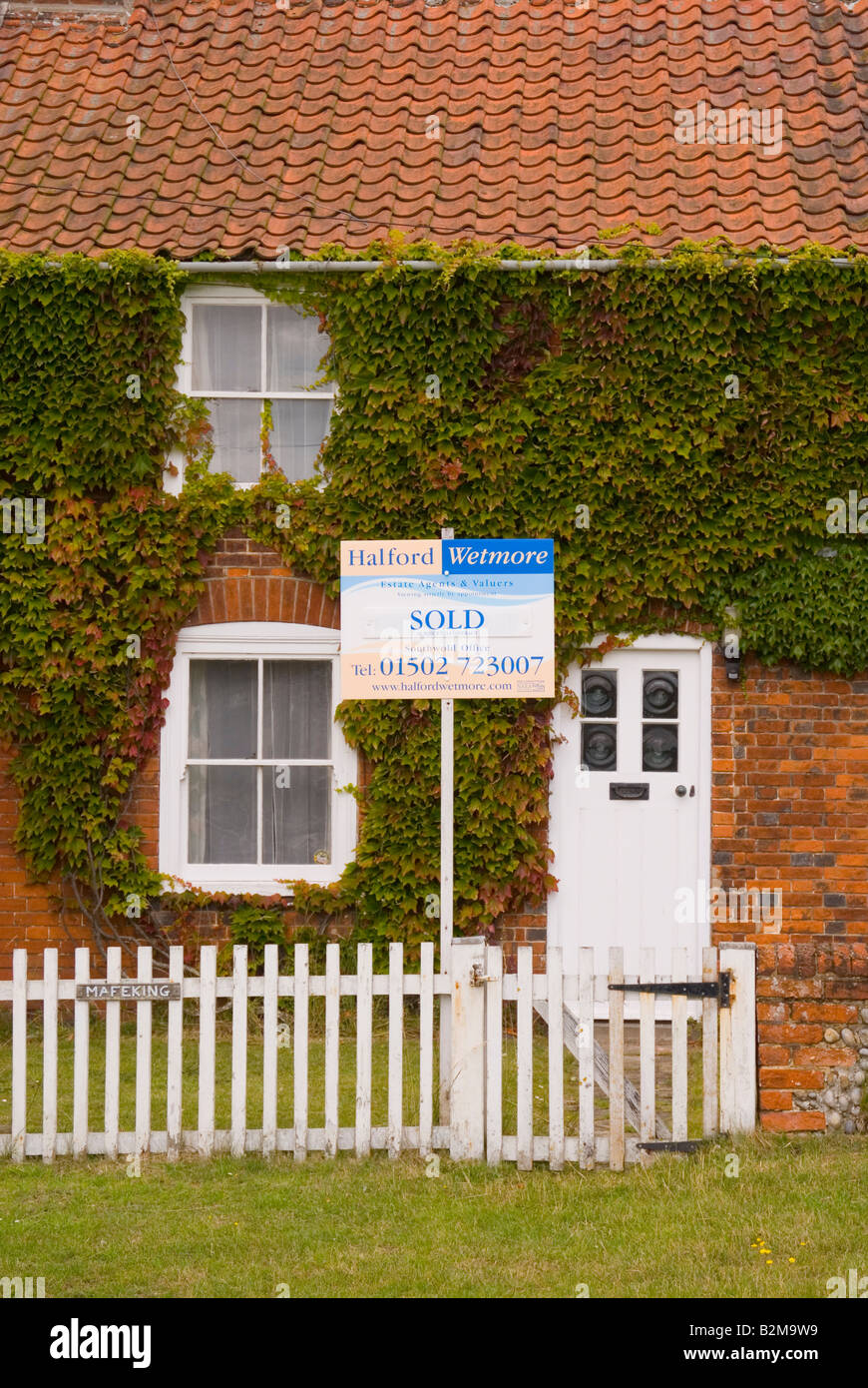 Casa a Walberswick con agenti immobiliari Board nel giardino (venduto) Foto Stock