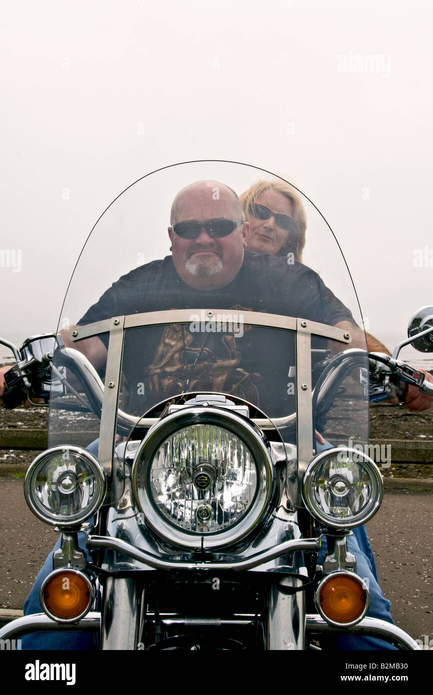 Due biker seduti sulle loro Harley Davidson Moto in Seafare Evento in Arbroath, Regno Unito Foto Stock