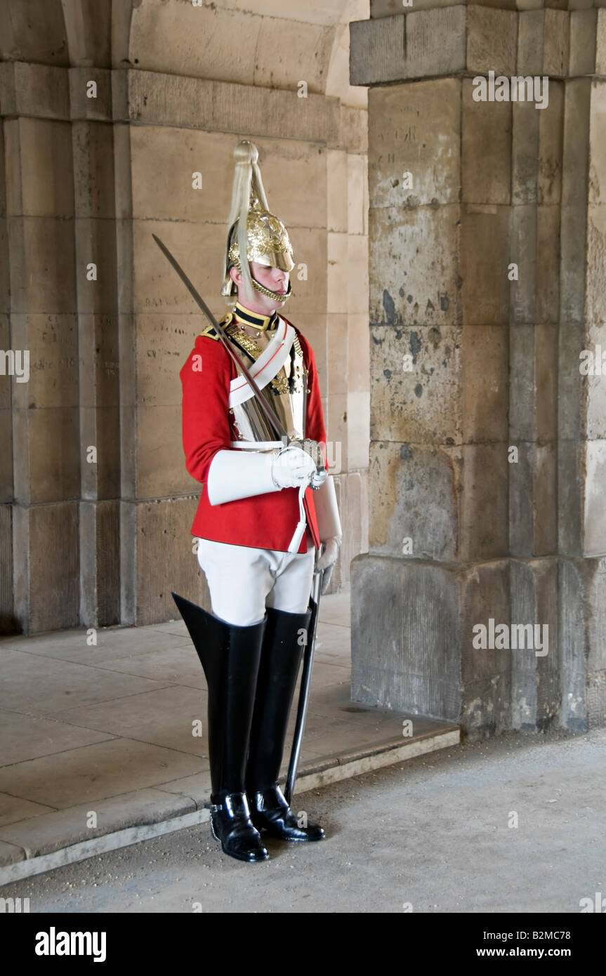 Horse Guard sul dovere nel passaggio che conduce a Horse Guards cortile, Whitehall, Londra Foto Stock