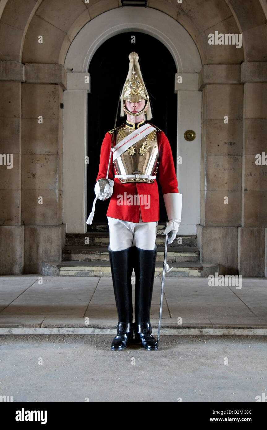 Horse Guard sul dovere nel passaggio che conduce a Horse Guards cortile, Whitehall, Londra Foto Stock