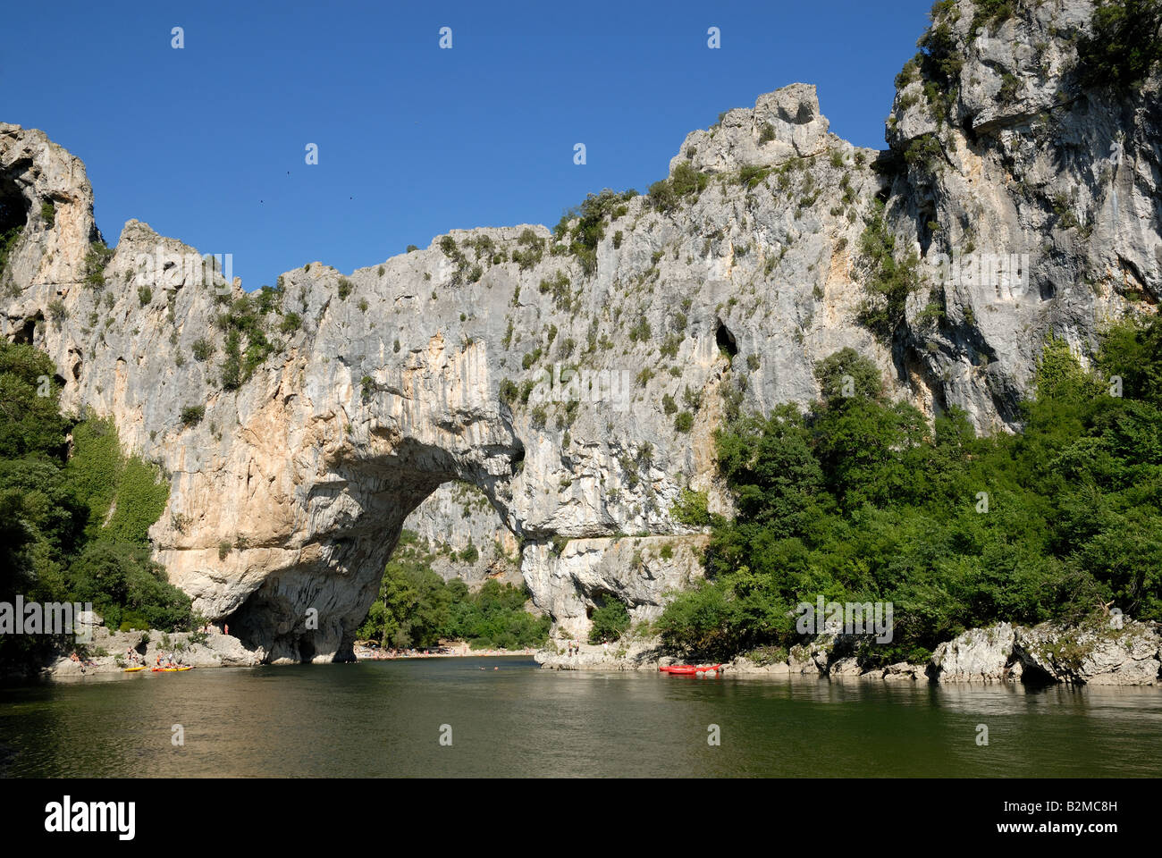 Pont d'Arc (ponte di arco) oltre il fiume Ardèche, Francia Foto Stock