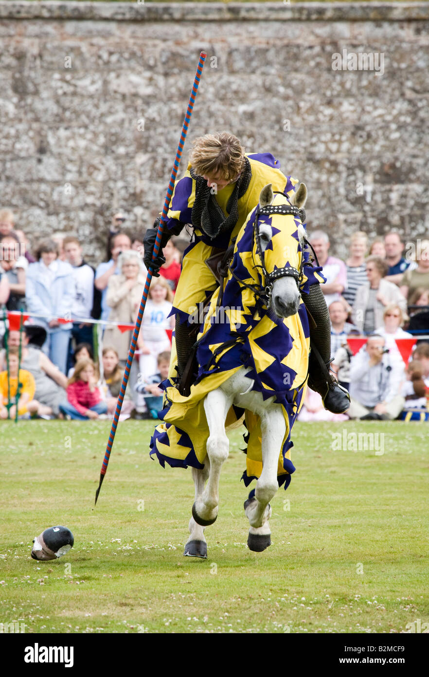 Cavalieri medievali inglesi montati con lancia; Scottish Historical Saltaire Society, torneo di reenactment a Fort George, Ardersier, Scozia Regno Unito Foto Stock