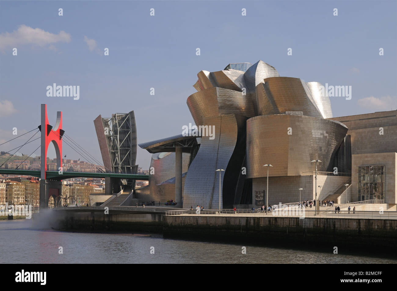 Museo Museo Guggenheim di Bilbao sulle rive della Ria de Bilbao o fiume Nervion Spagna Foto Stock