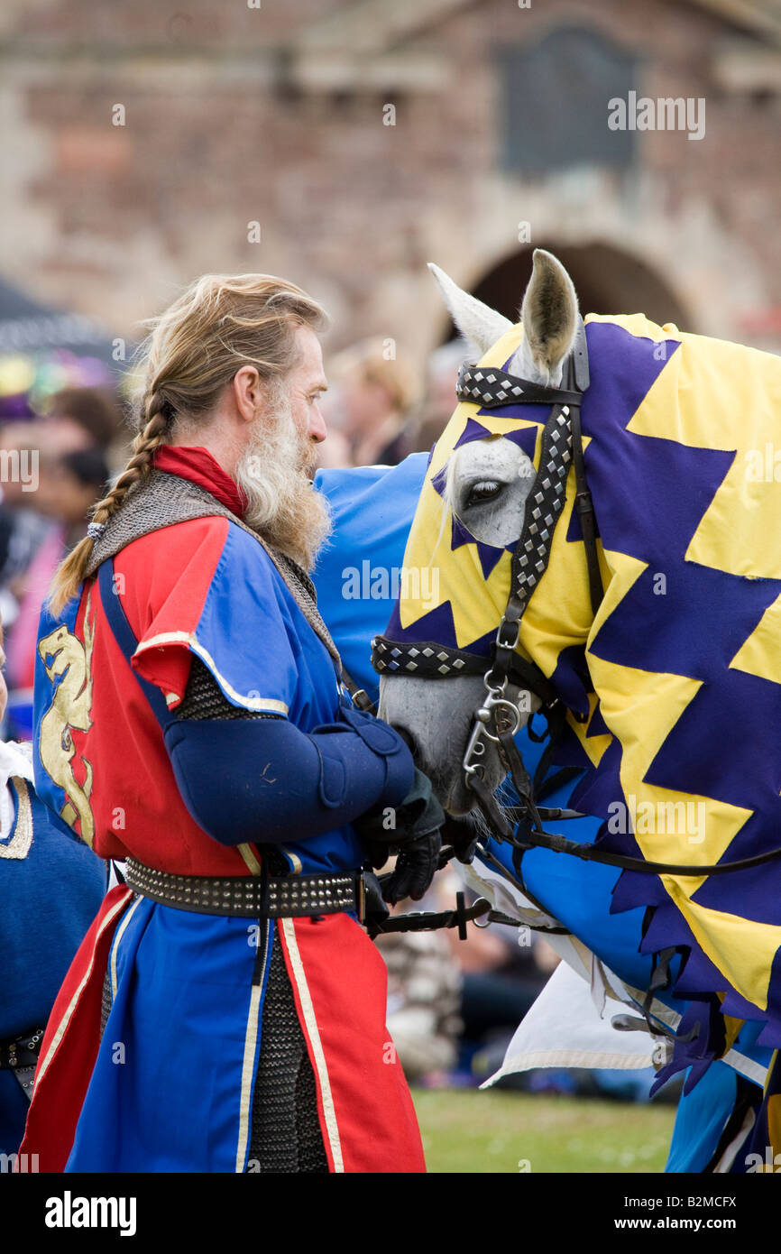 Cavalieri medievali inglesi montati con lancia; Scottish Historical Saltaire Society, torneo di reenactment a Fort George, Ardersier, Scozia Regno Unito Foto Stock