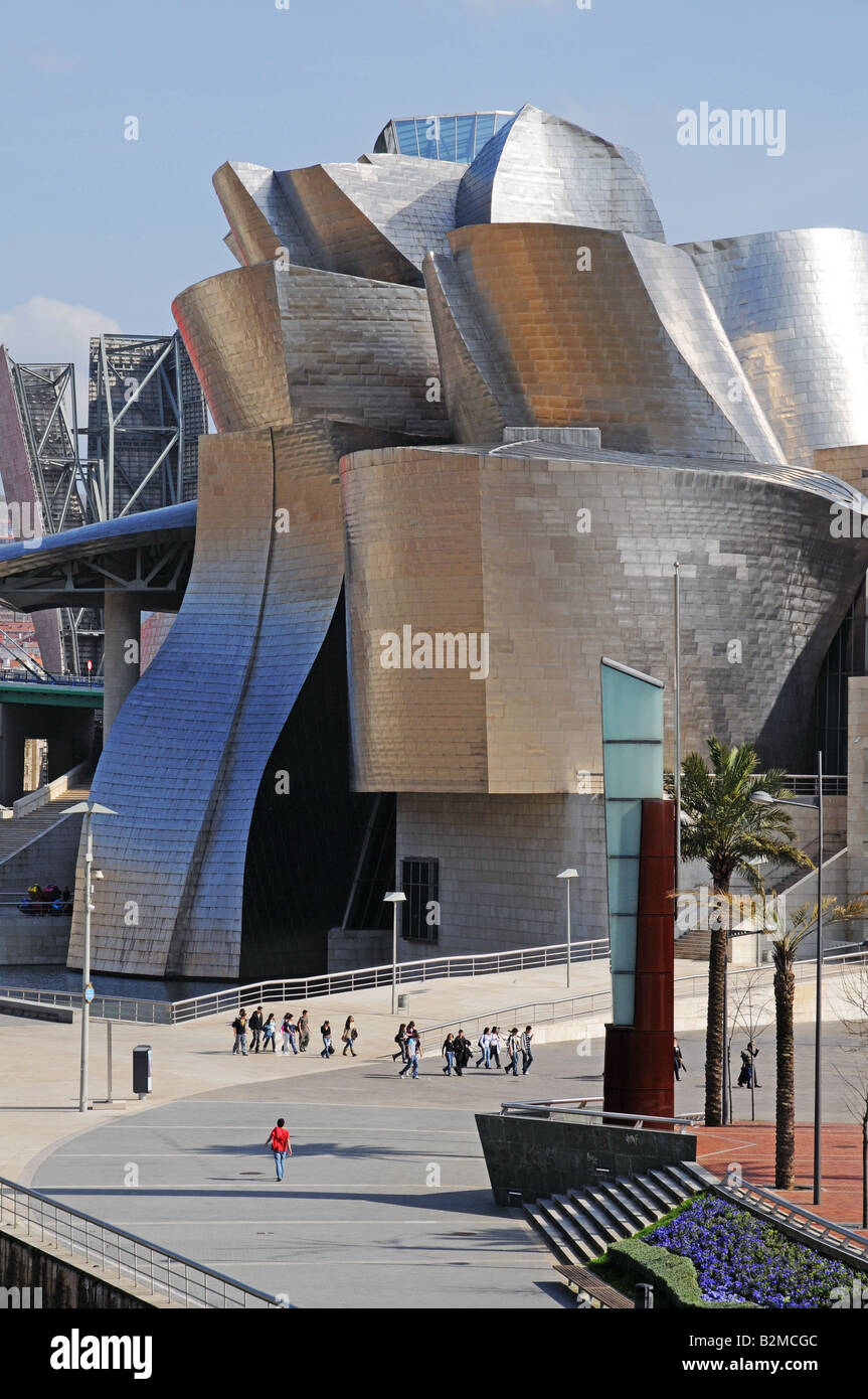 Museo Museo Guggenheim di Bilbao sulle rive della Ria de Bilbao o fiume Nervion Spagna Foto Stock