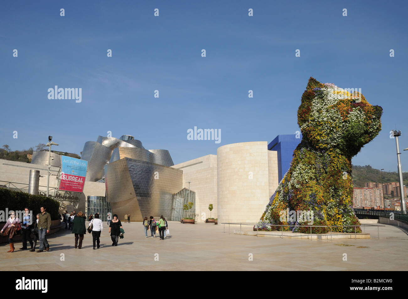 Scultura di cucciolo di cane da Jeff Koons di fronte al Museo Guggenheim Bilbao Spagna Foto Stock
