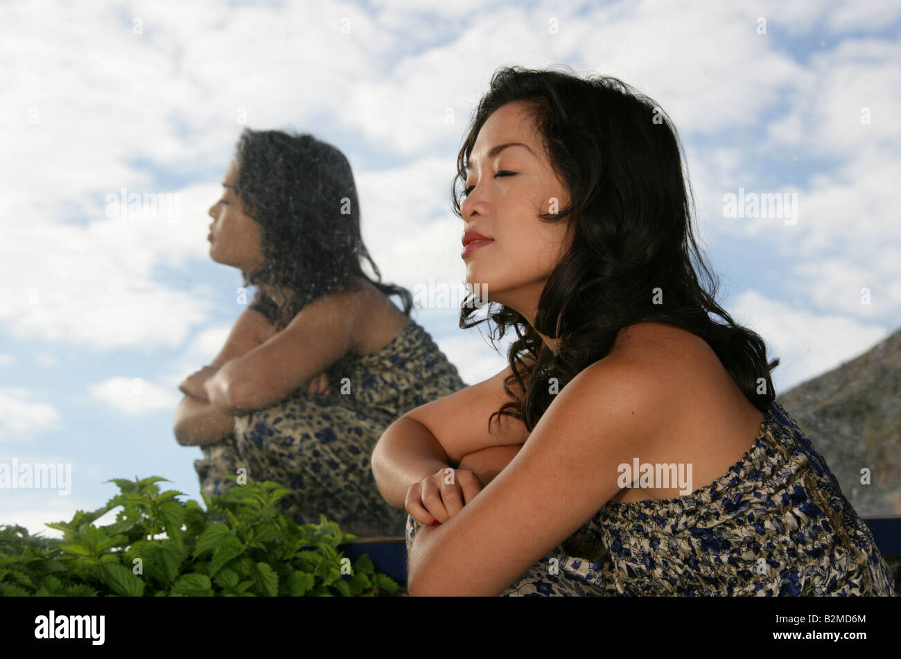 Ragazza cinese e la sua riflessione in uno specchio Foto Stock