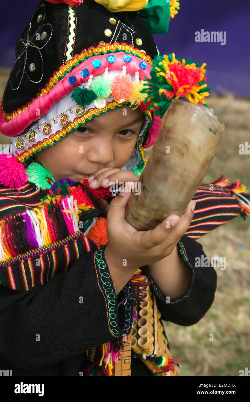 Carnaval del Pueblo, Latin American festeggiamenti carnevaleschi a Londra - giovane ragazzo boliviano per soffiatura in corno Foto Stock