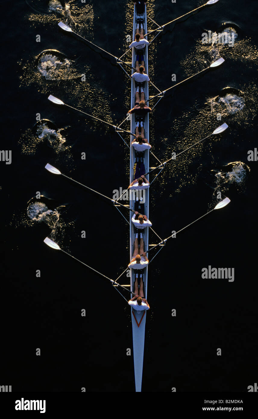 Otto uomo equipaggio barca a remi lungo Montlake tagliati vicino l'Università di Washington sunrise vista aerea a Seattle nello Stato di Washington STATI UNITI D'AMERICA Foto Stock
