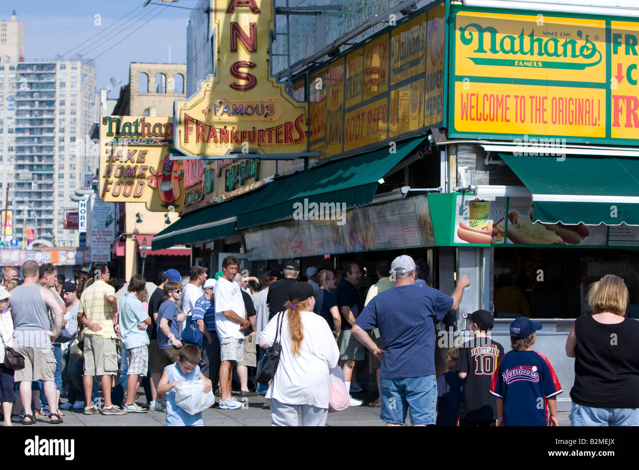 Una grande folla estiva a Nathan il famoso hot dog a Coney Island, Brooklyn. Foto Stock