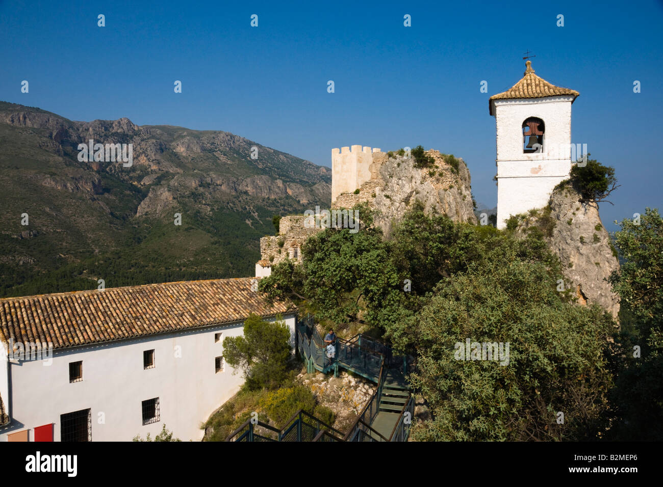 Costa Blanca Spagna Guadaleste o El Castell de Guadalest - La torre campanaria Foto Stock