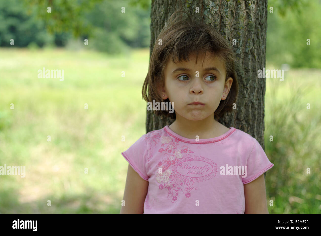 5 anni ragazza sotto agli alberi di ombra Foto Stock