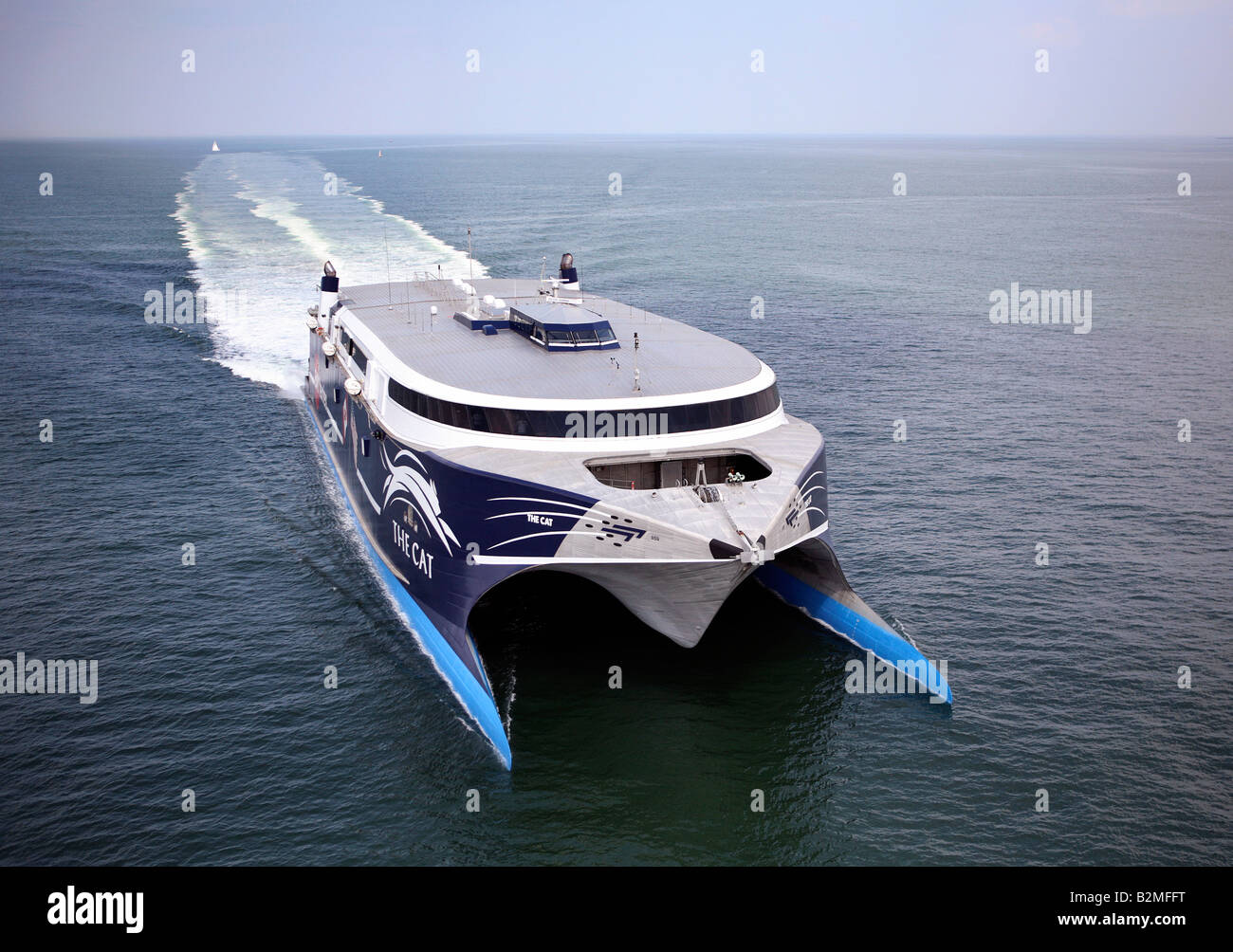 Bay Ferries un catamarano ad alta velocità entra nel porto di Boston su una pubblicità a visitare il sito web Foto Stock
