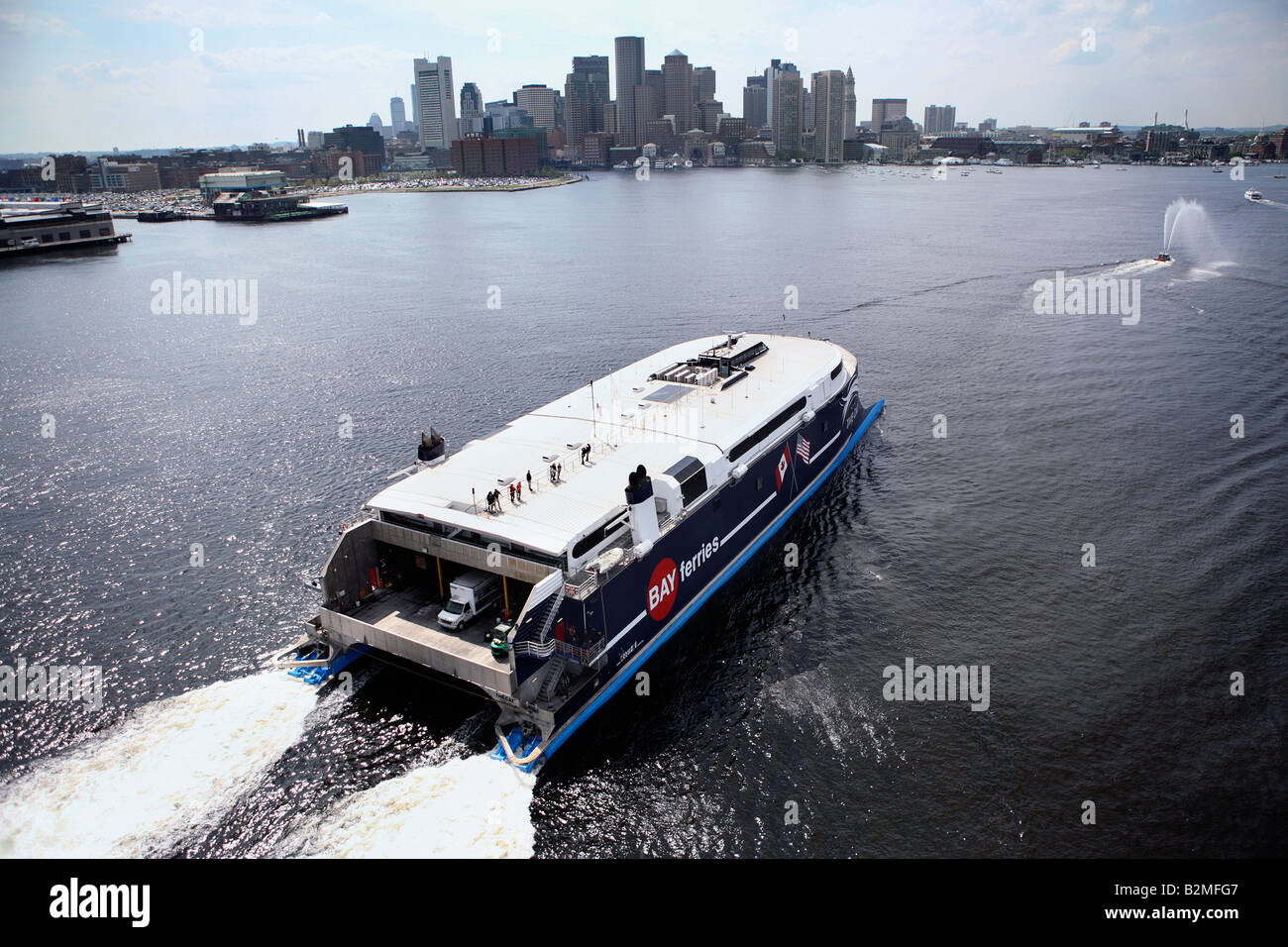 Bay Ferries un catamarano ad alta velocità entra nel porto di Boston su una pubblicità a visitare il sito web Foto Stock