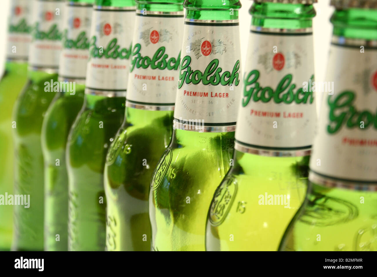 Una linea di bottiglie di birra Foto Stock