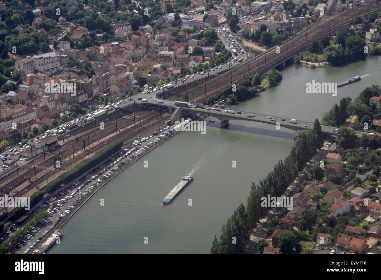 Le chiatte che viaggiano lungo il Fiume Senna a Villeneuve-Saint-Georges, Parigi Foto Stock