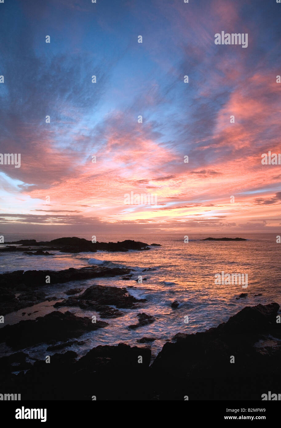 Un'alba spettacolare con il sole appena all'orizzonte sulla costa di Sawtell che guarda verso l'Oceano Pacifico, il nuovo Galles del Sud, l'Australia Foto Stock