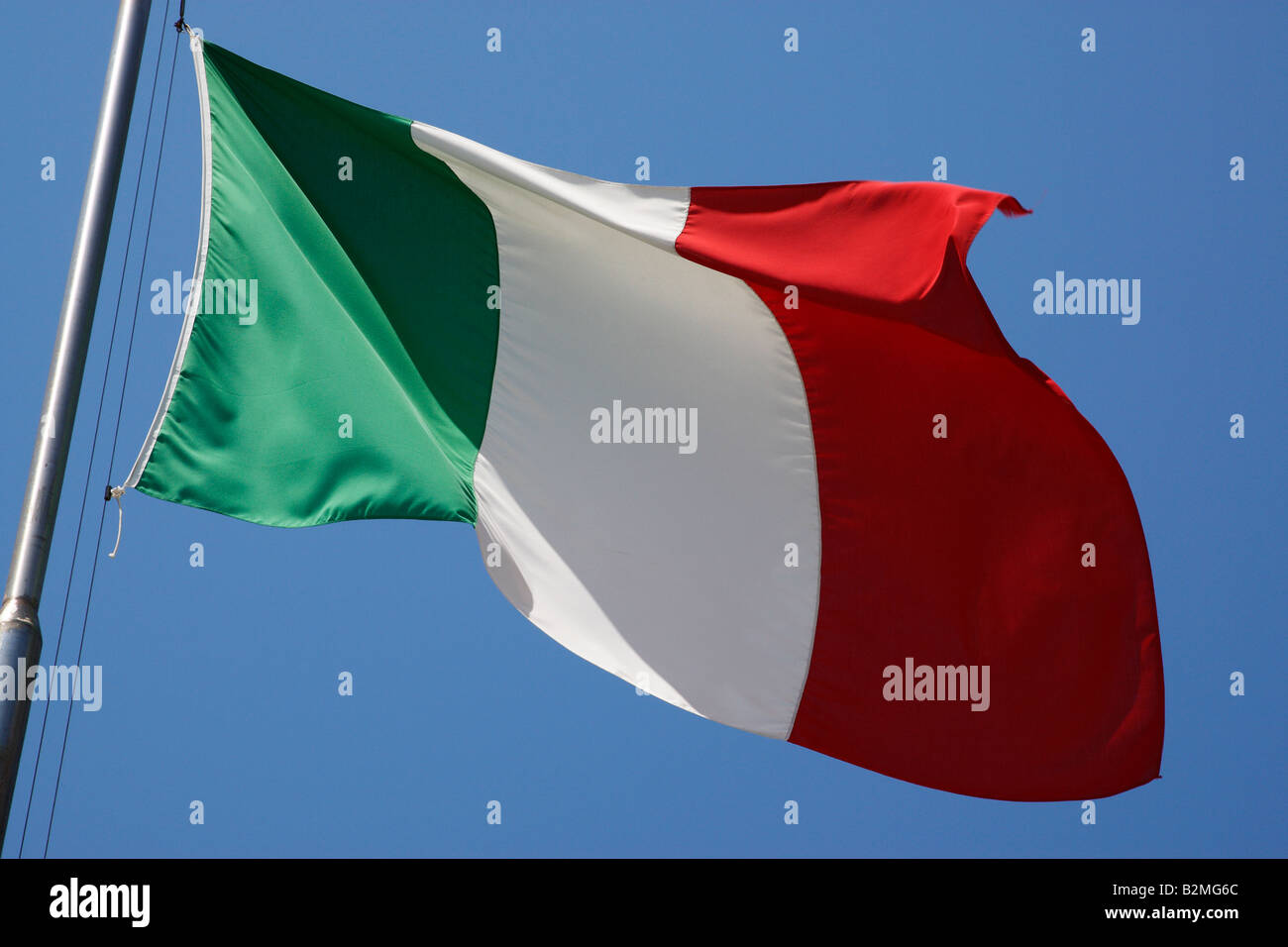 La bandiera italiana volare nella brezza forte dei marmi Versilia Lucca Toscana settentrionale costa Italia Europa Foto Stock