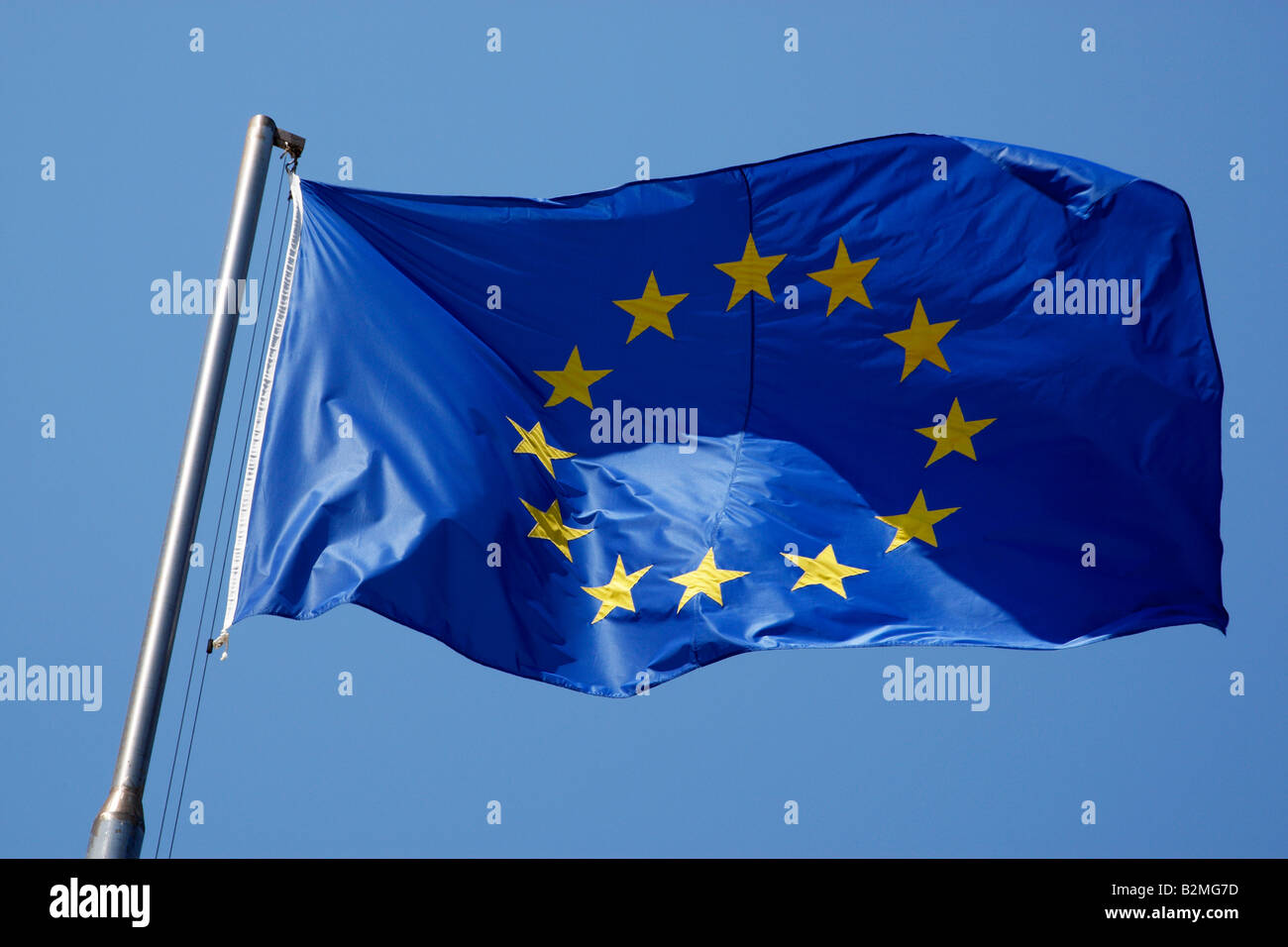 La bandiera dell'Unione europea in volo la brezza forte dei marmi Versilia Lucca Toscana settentrionale costa Italia Europa Foto Stock
