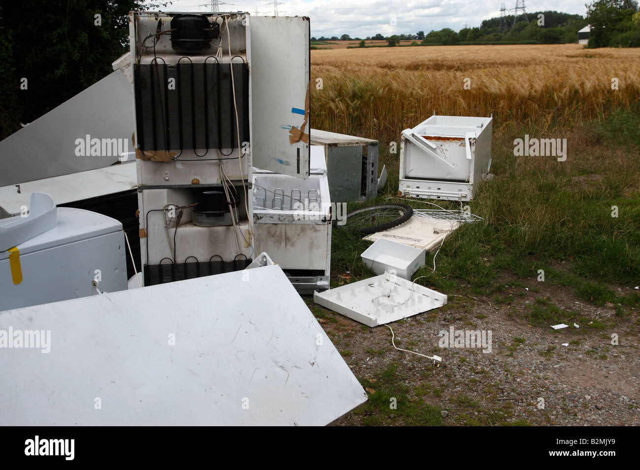 Vecchi frigoriferi oggetto di dumping nella campagna appena fuori dal villaggio di trysull south staffordshire England Regno Unito Foto Stock