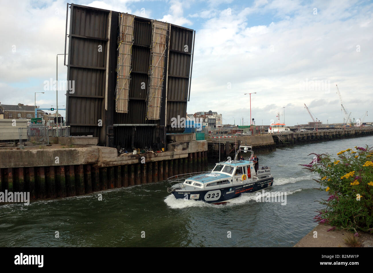 Classic offshore powerboat pirata oceano passando sotto il ponte mobile a Lowestoft Foto Stock