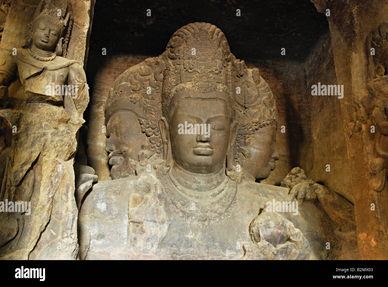 Sadashiva Trimurti e Maheshmurti immagine, 20 piedi (6,1 m) in altezza, raffigura uno a tre teste Shiva Foto Stock