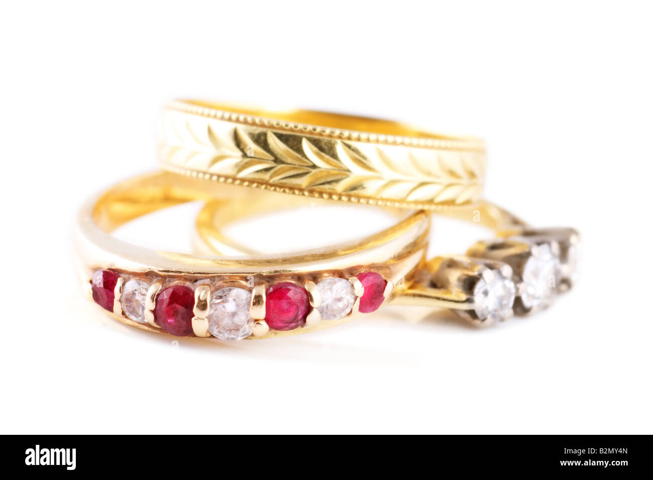 Nozze di impegno e di eternità anelli sulla messa a fuoco centrale di Ruby Foto Stock
