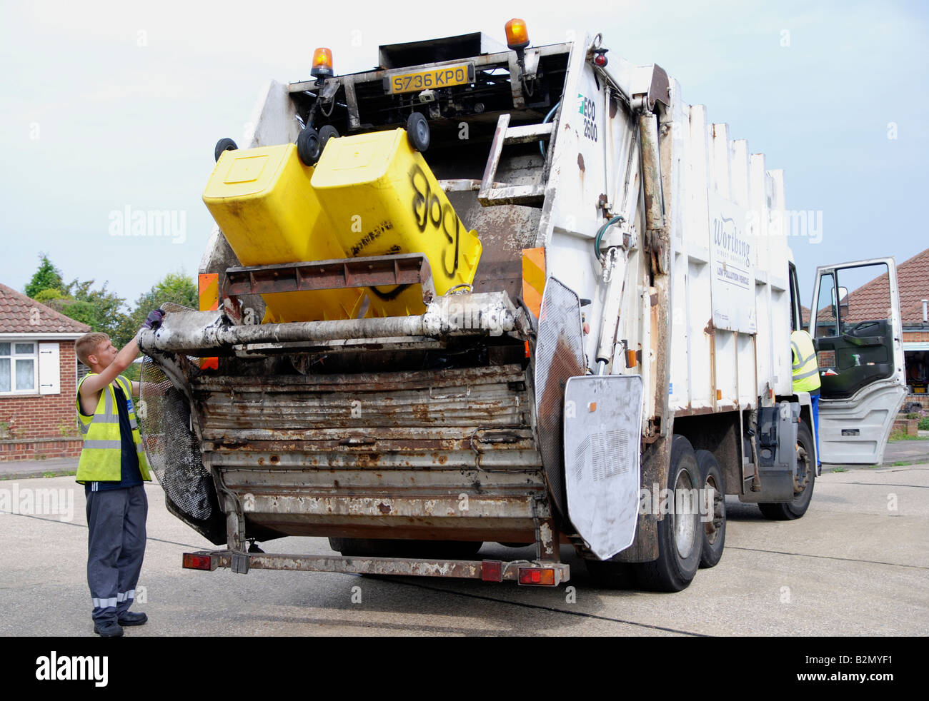 Dustman colllecting spazzatura per le discariche Worthing area Adur West Sussex Foto Stock