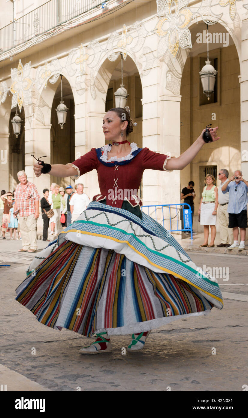 Costa Blanca Spagna ballerini in Fogueres de San Juan midsummer fiesta Alicante Valencia locale folk dance Foto Stock