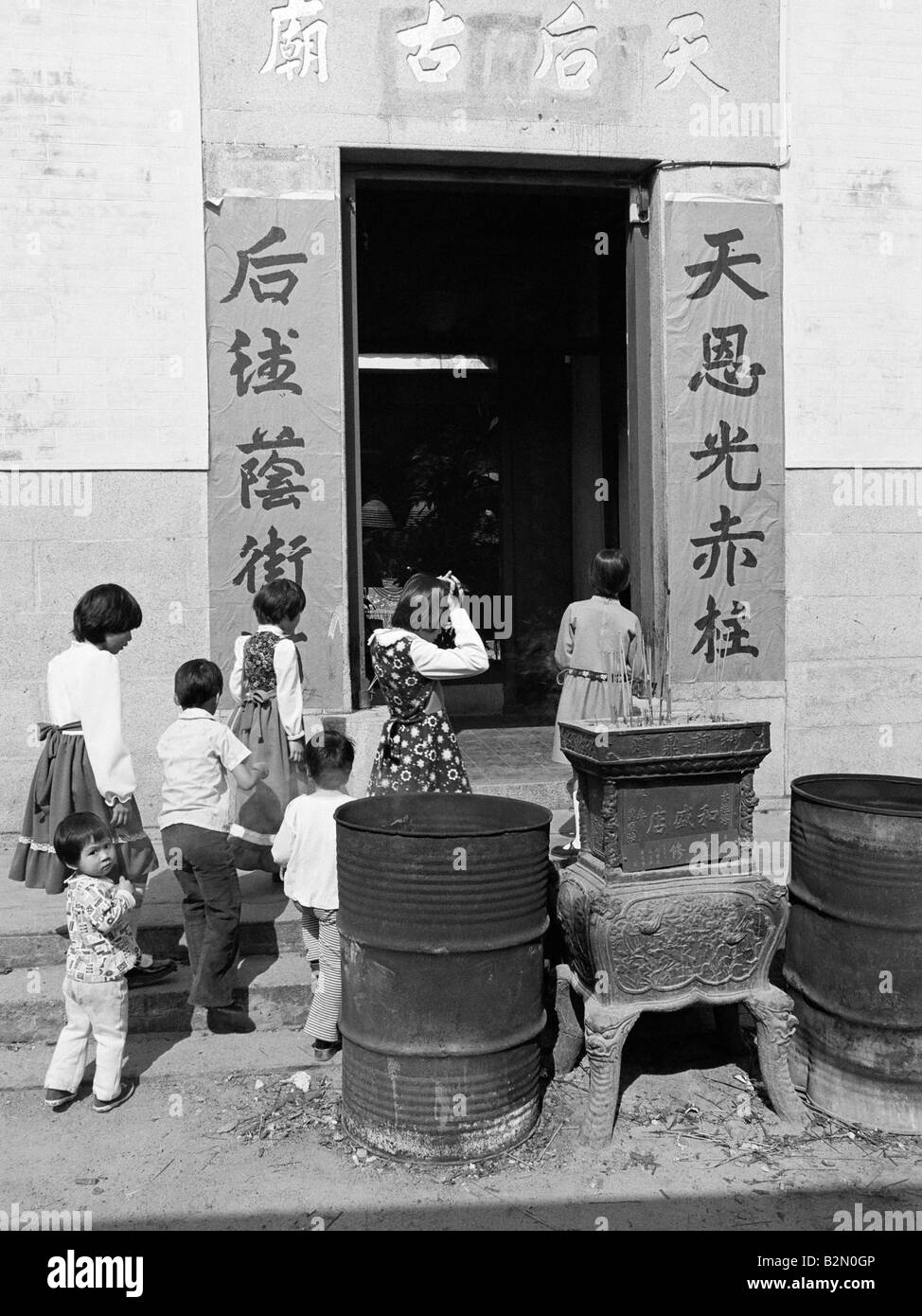 I bambini in abiti migliori presso il Tempio di Tin Hau all Anno Nuovo Cinese Villaggio Stanley Hong Kong 1979 Foto Stock