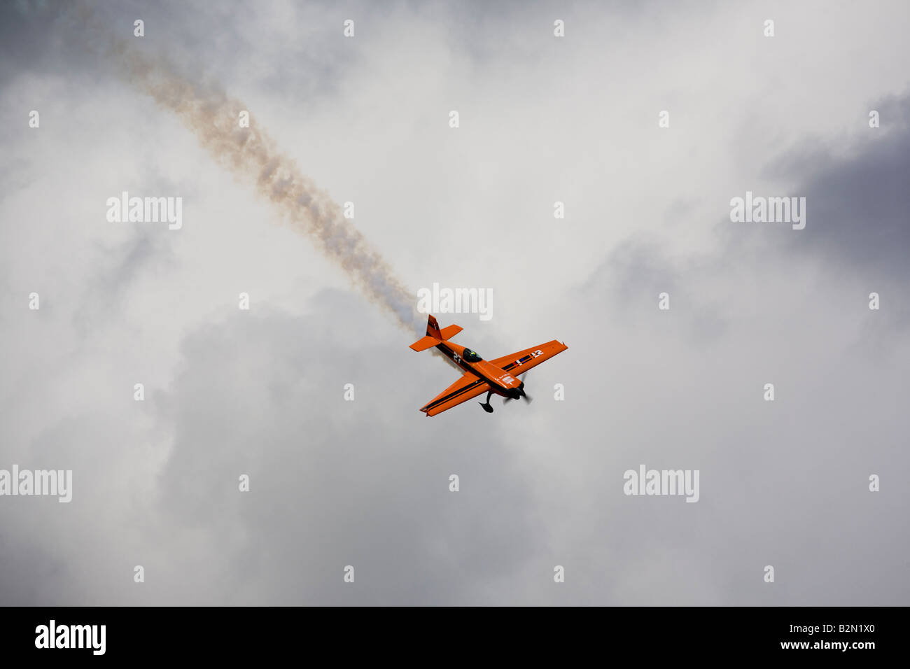 Red Bull Air Race concorrente in arancione aerei contro un cielo grigio Londra 2008 Fiume Tamigi Greenwich Foto Stock