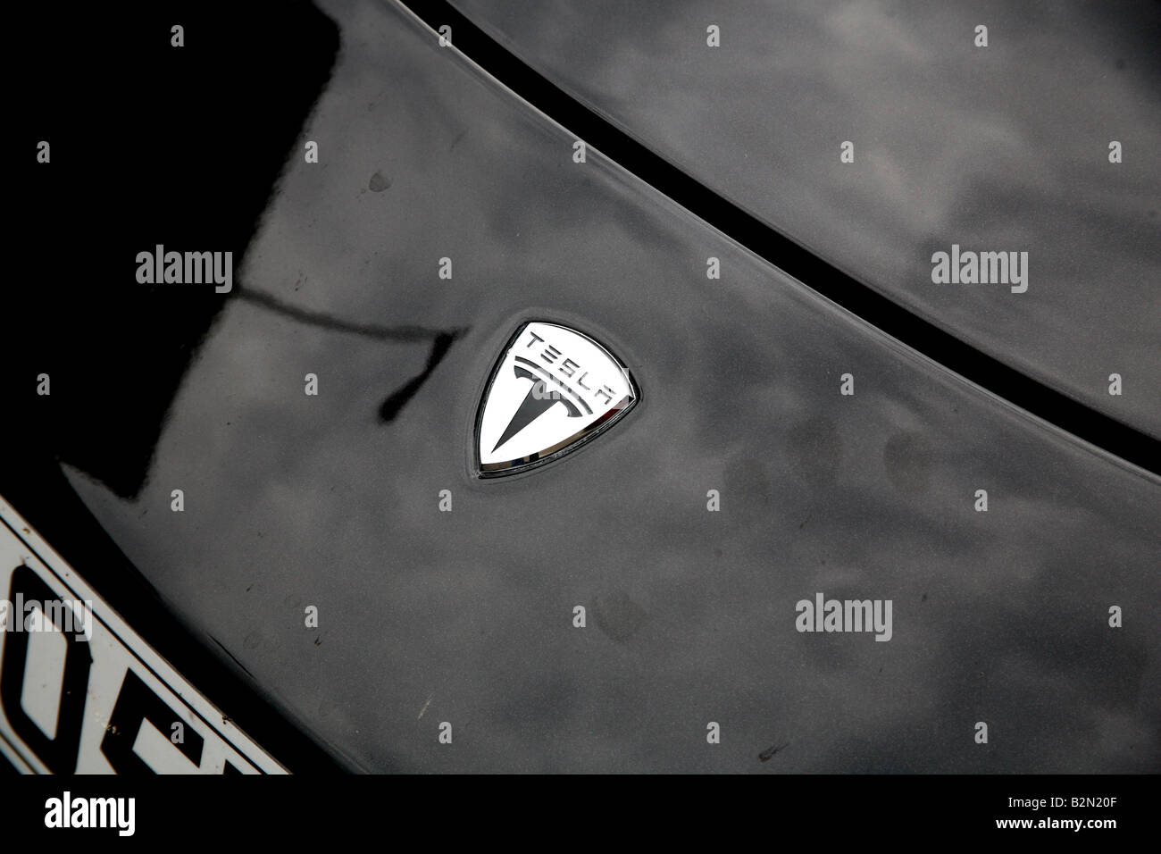 Monogramma sul cofano di Tesla vettura sportiva elettrica Foto Stock