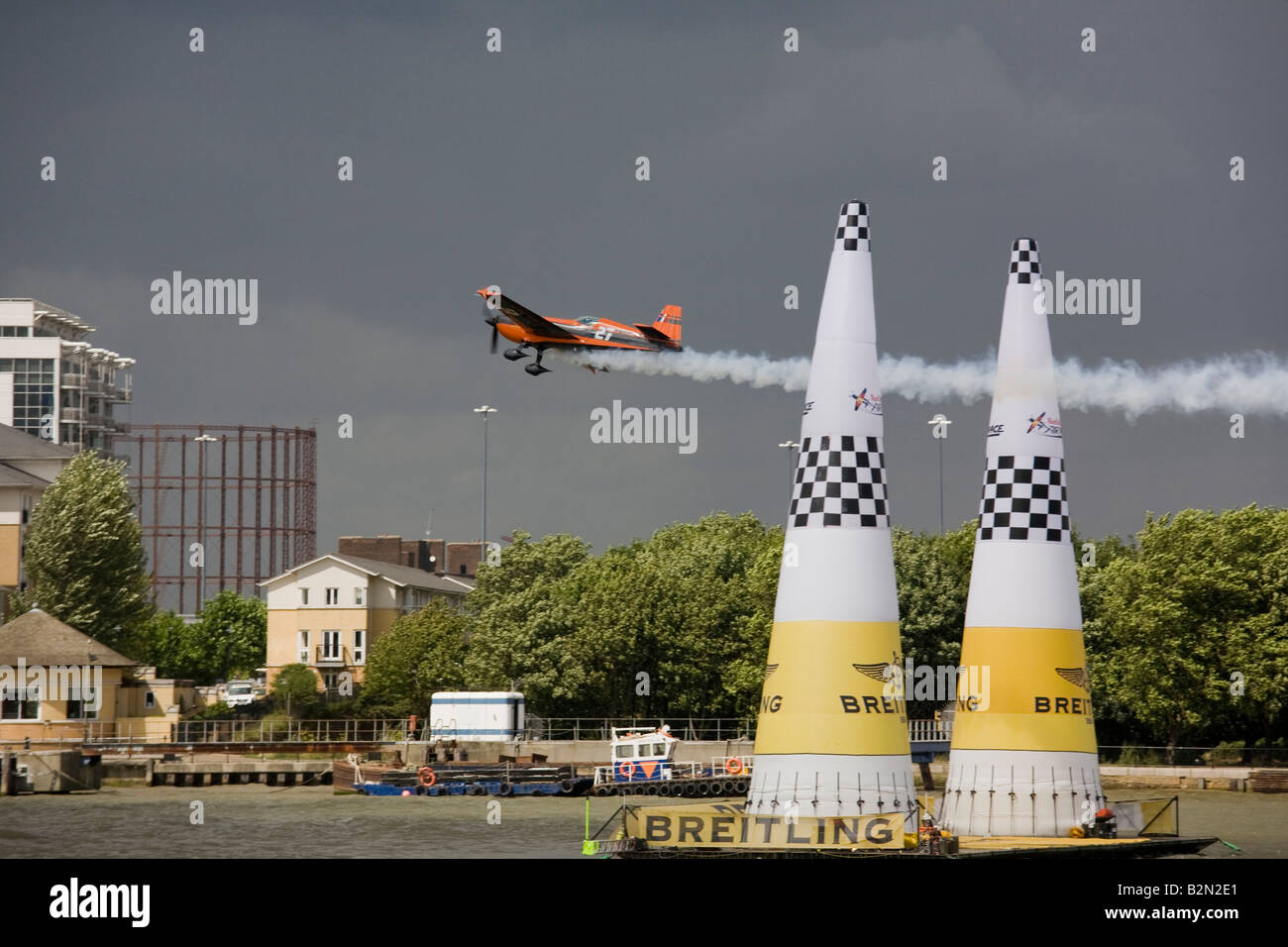 Red Bull Air Race concorrente in arancione aerei contro un cielo grigio Londra 2008 Fiume Tamigi Greenwich Foto Stock