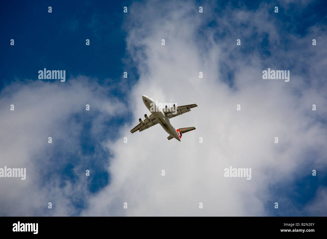 La Swissair aeromobili in fase di decollo da London City Airport GB UK e blu cielo cloud Foto Stock