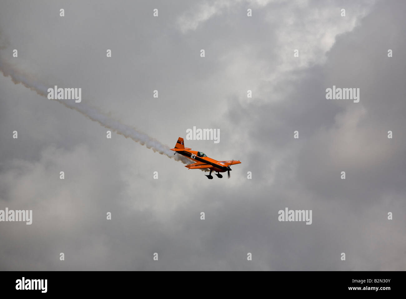 Red Bull Air Race concorrente in arancione aerei contro un cielo grigio Londra 2008 Fiume Tamigi Greenwich Foto Stock