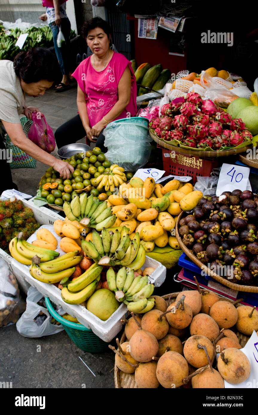 Tropical fruites sulla vendita in questo coloratissimo mercato. Della Thailandia Foto Stock