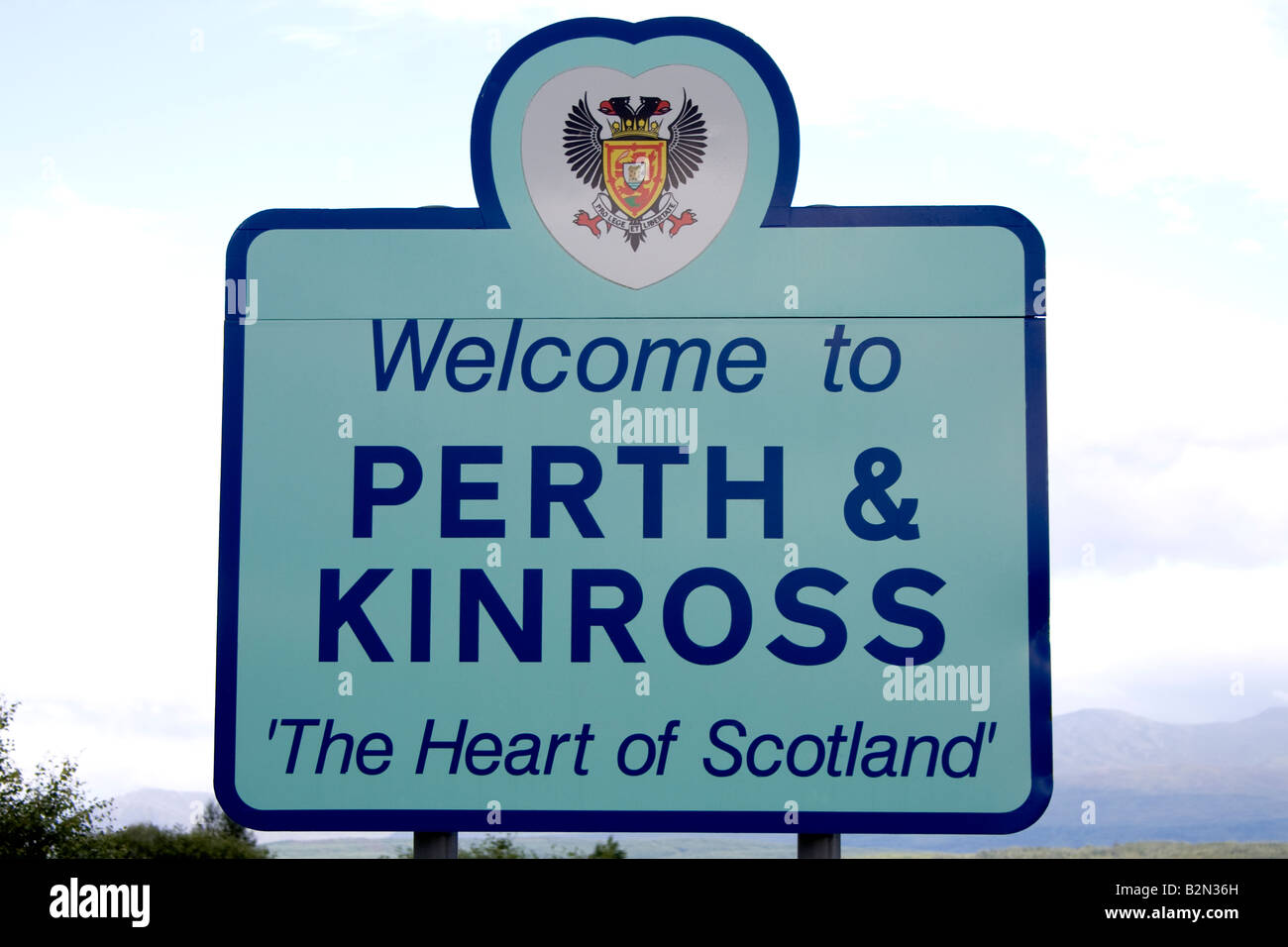 Cartello stradale che dice, benvenuto a Perth and Kinross, cuore della Scozia. Foto Stock