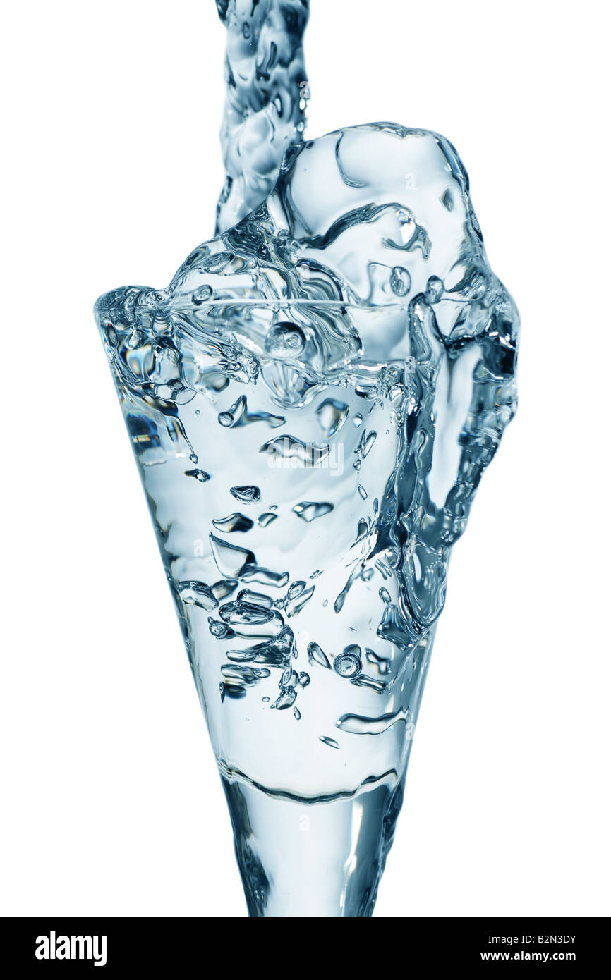 Esecuzione di fresca acqua in un bicchiere Foto Stock
