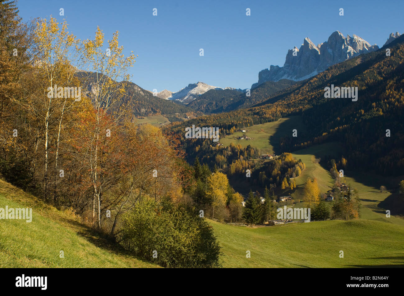 Il paesaggio nei pressi di san giacomo (st. jakob) village, val di funes villnoss, Italia Foto Stock
