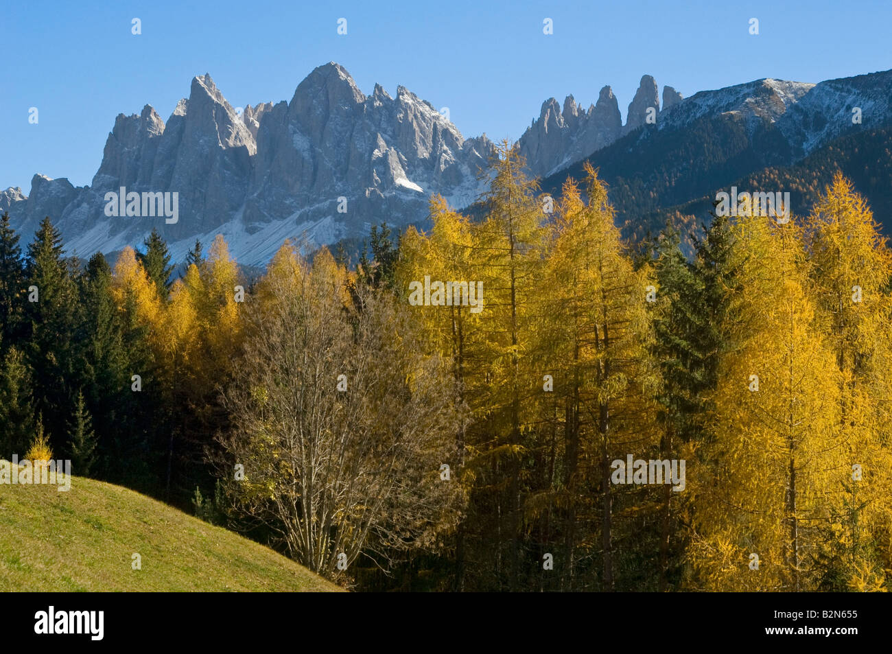 Odle montagne di san giacomo (st. jakob) village, val di funes villnoss, Italia Foto Stock