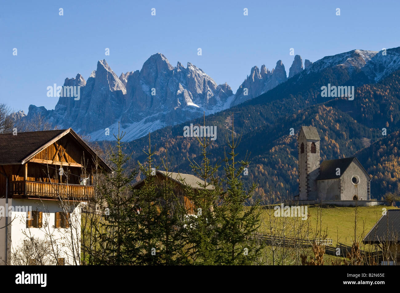 Odle montagne di san giacomo (st. jakob) village, val di funes villnoss, Italia Foto Stock