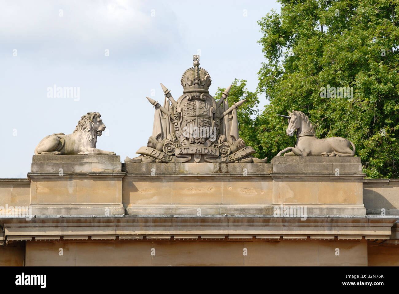 Lion, Unicorn e corona, Buckingham Palace, London Foto Stock