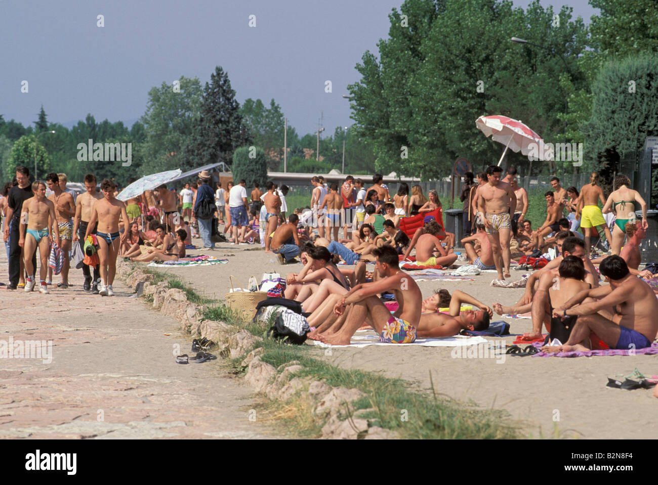 La Gente Di Una Spiaggia Peschiera Del Garda Italia Foto