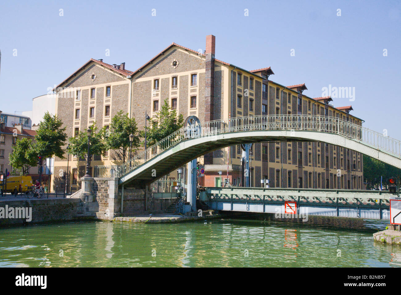 Ponte sulla Rue de Crimee oltre l Ourcq canal Parigi Francia Foto Stock