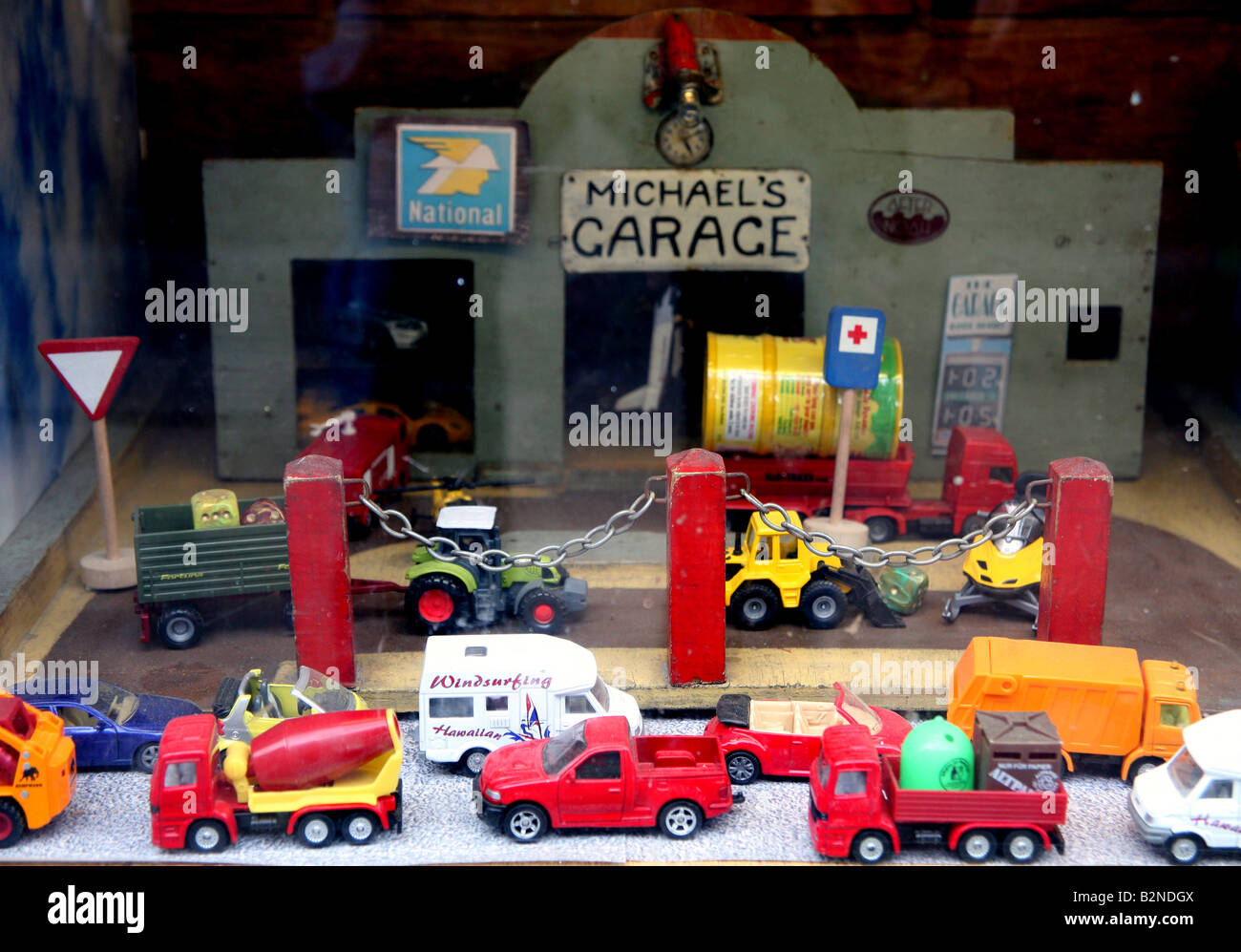 Garage giocattolo e veicoli visualizzati nella finestra del negozio Foto Stock